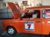 Macy Lou im Renntrabant